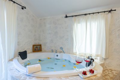 Royal VVIP Maharaja Jacuzzi Spa
